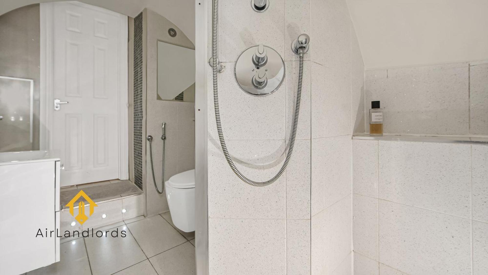 Exclusive 1 Bedroom Flat Near Victoria Station! Apartment *