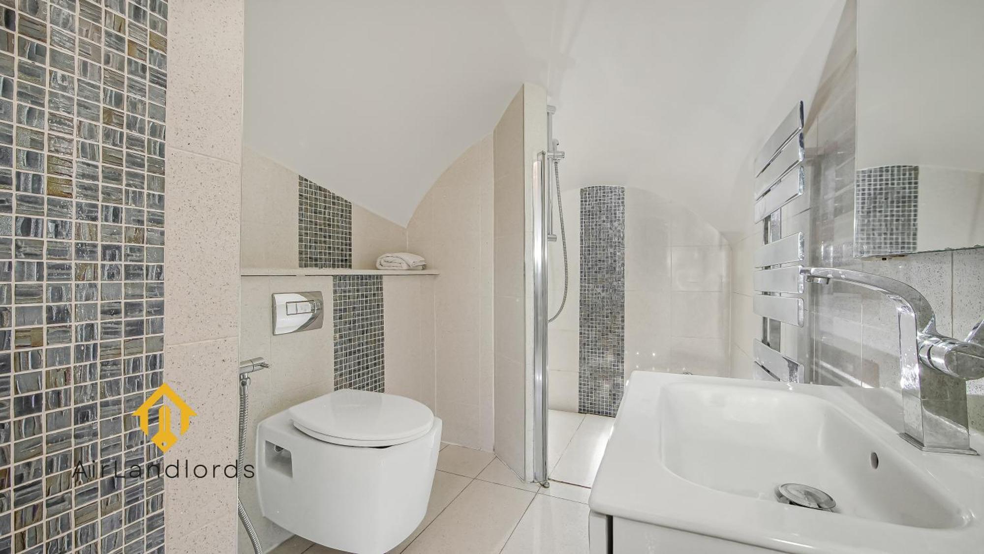 Exclusive 1 Bedroom Flat Near Victoria Station!